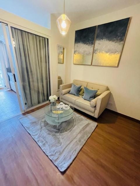 Stylish 1 bedroom condo with pool view and Fast WIFI Apartment in Pasig
