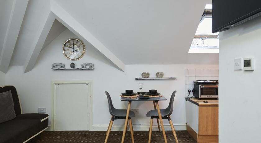 Hayy Studios Comfortable Stays in Deighton Apartment in Huddersfield