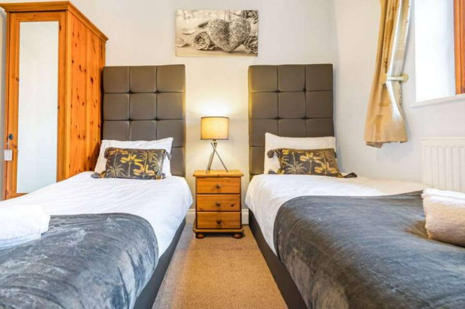 Spacious 4 Bedroom House - City Centre - Parking Vacation rental in Aylesbury Vale