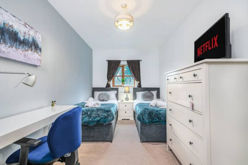Spacious 4 Bedroom House - City Centre - Parking Vacation rental in Aylesbury Vale