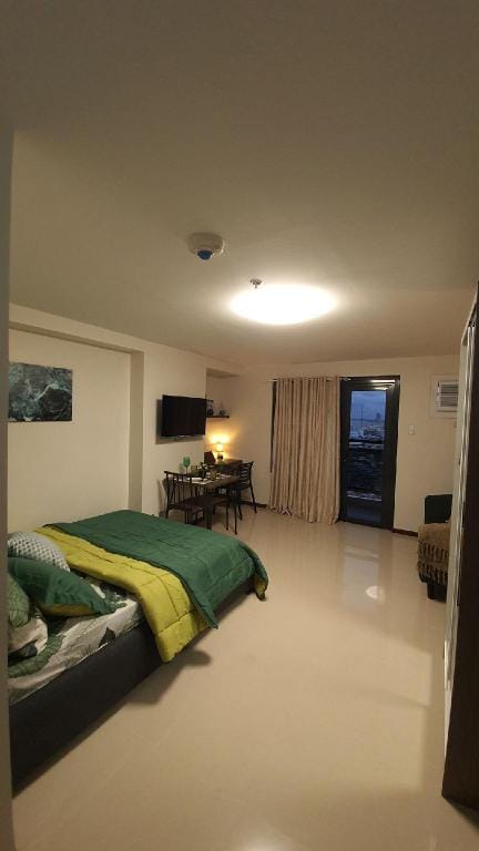 Galleria Residences w/ Balcony,  Mall & CCLEX view Vacation rental in Lapu-Lapu City