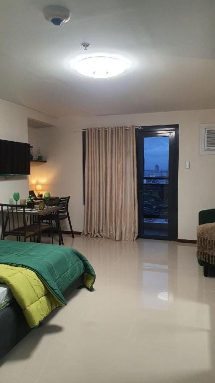 Galleria Residences w/ Balcony,  Mall & CCLEX view Vacation rental in Lapu-Lapu City