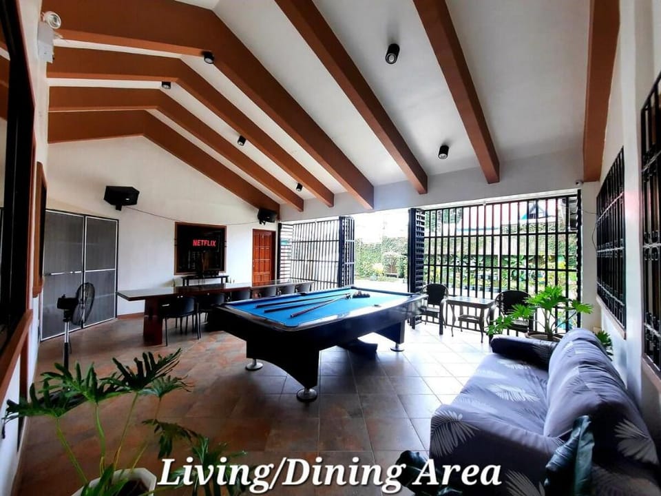Antonia's Place Tagaytay(Karaoke/Netflix/Billiard) Vacation rental in Tagaytay