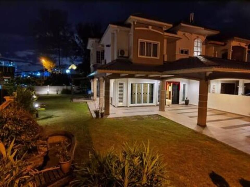 EXCLUSIVE SEMI-D WITH SURROUNDINGS FOOD PARADISE Vacation rental in Selangor, Malaysia
