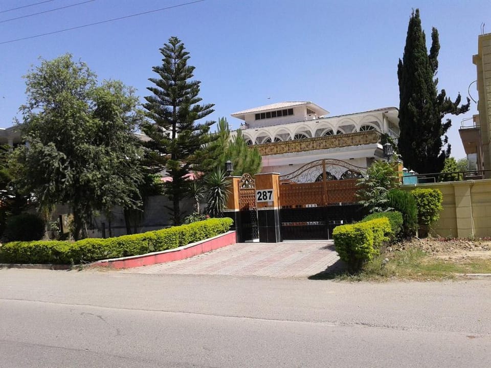 Explorer's Lounge Hotel in Islamabad