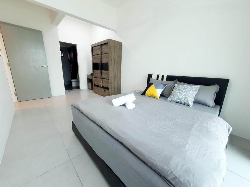 High floor Modern Cozy 3 room Suite @Meritus Perai Vacation rental in Penang