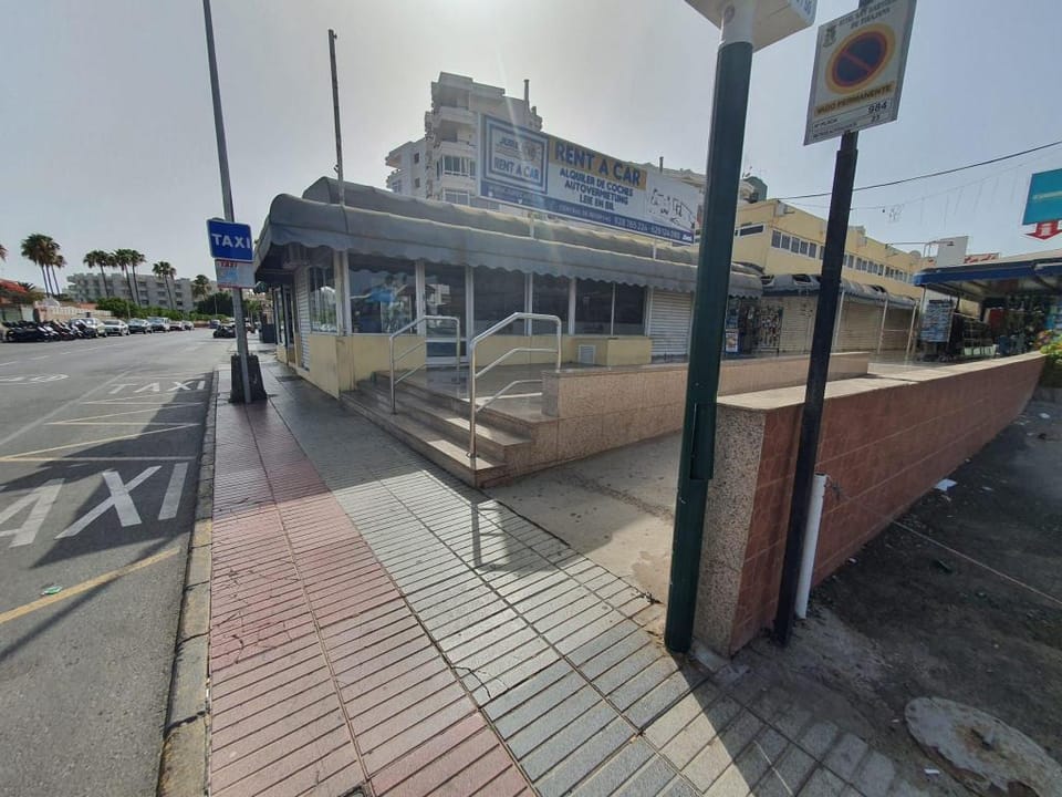 Room Plaza Hierro1 Wifi Free Shared Birthroom. Apartment in Maspalomas