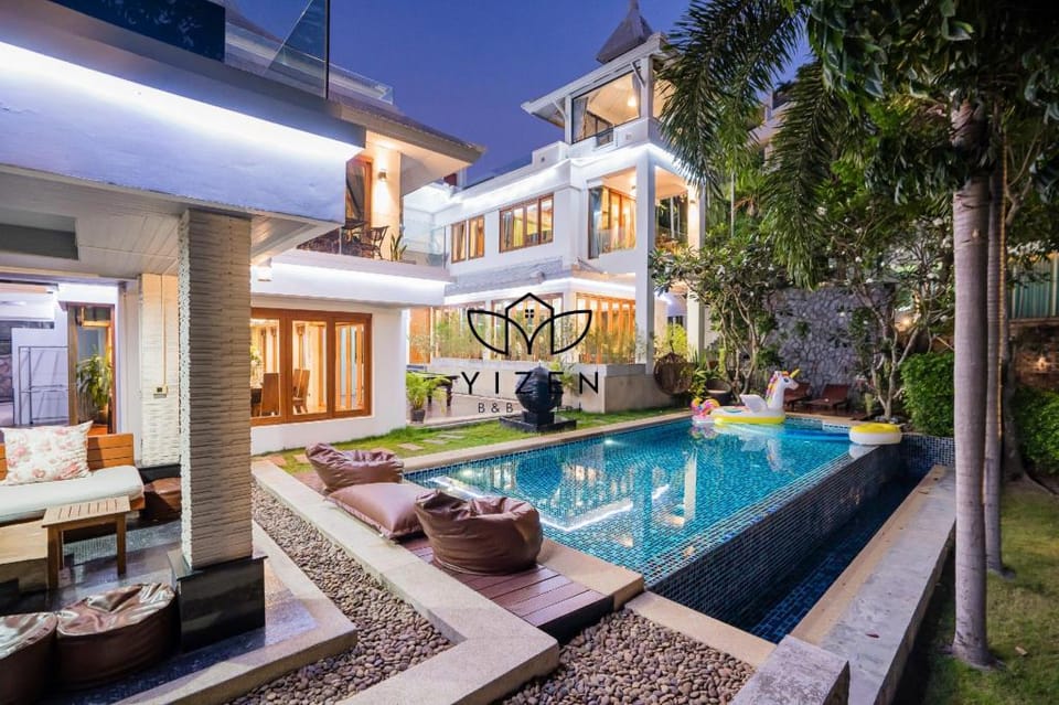Pattaya 5-Bedroom Beachfront Pool Villa by Yizen Villa in Pattaya City
