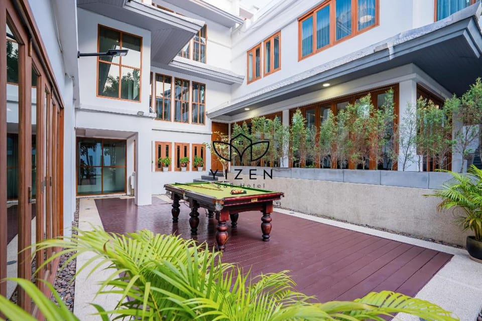 Pattaya 5-Bedroom Beachfront Pool Villa by Yizen Villa in Pattaya City