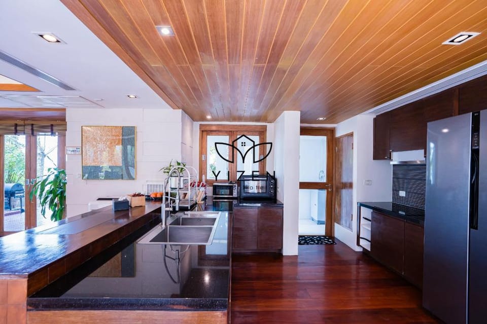 Pattaya 5-Bedroom Beachfront Pool Villa by Yizen Villa in Pattaya City