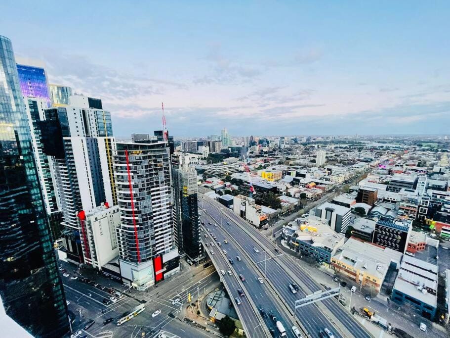 High Rise Unit in front of Crown with Free Parking Apartment in Southbank