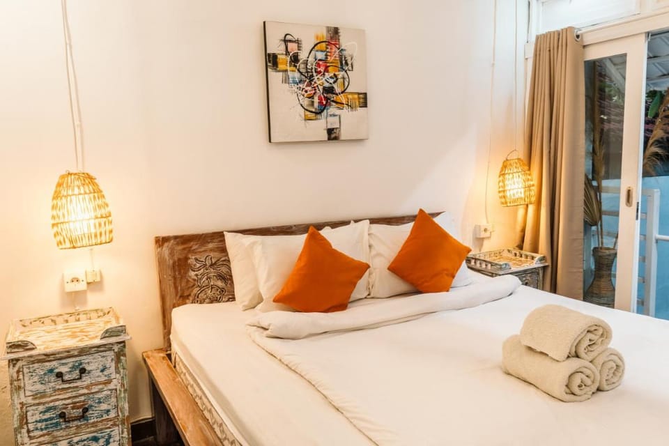 Villa Helenia Canggu, Private Pool, Fast Wifi, 4 min to FINNS Villa in North Kuta