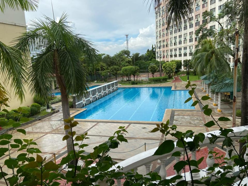 IV’s Condo w/ Netflix, Wifi & Karaoke Apartment hotel in Pasig
