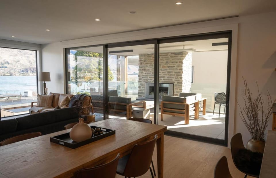 Genoa - Sleeps 6 - Lakefront Apartment Apartment in Wanaka