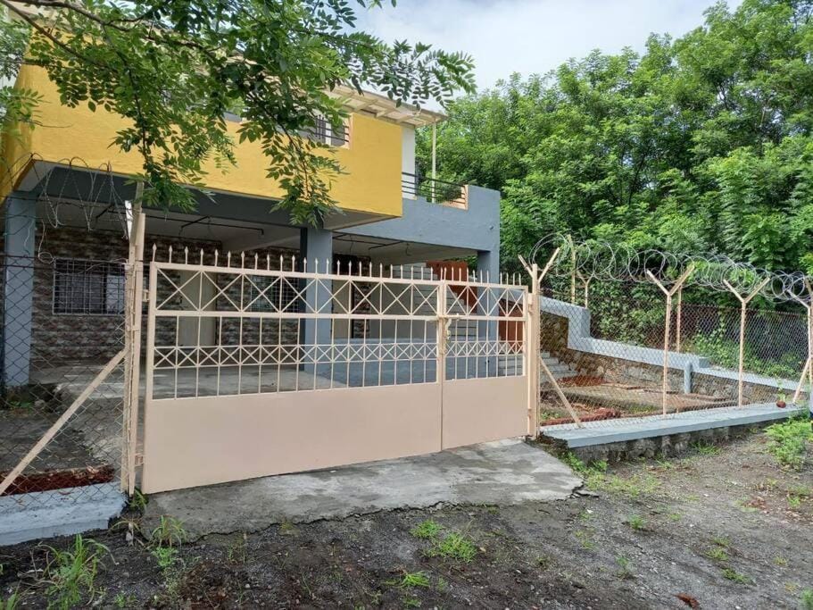 NS6 cheerful townhouse with terrace and patio Vacation rental in Maharashtra