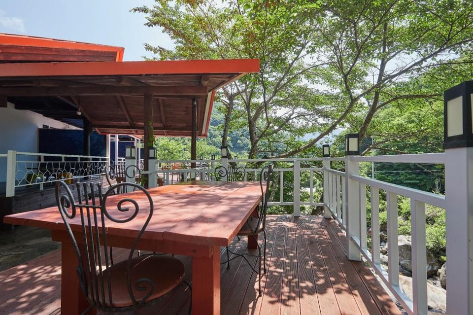 Hadong nuraneui ddeul pension Bed and Breakfast in South Korea