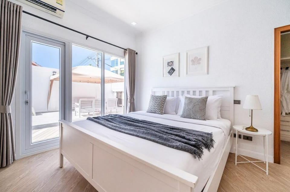 Martini Pool Villa 3 BR 2 km walking street Villa in Pattaya City
