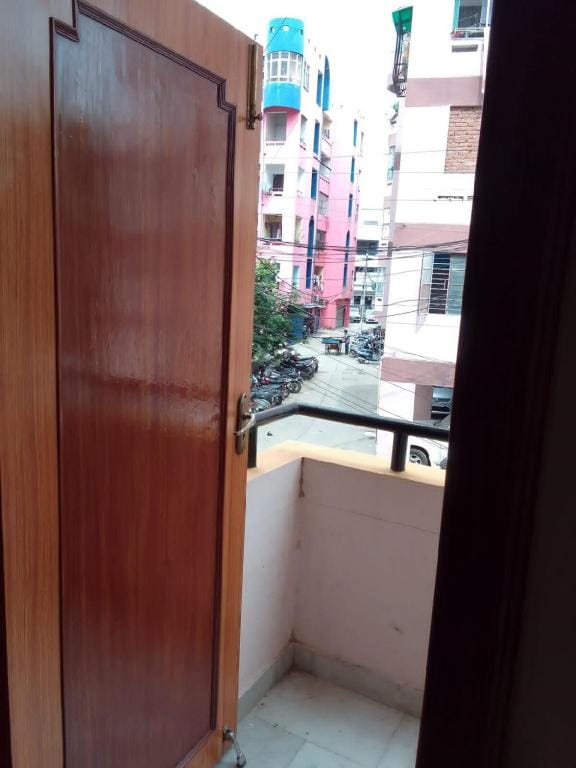 Lovely flat with 24x7 Security, Lift. City Center Apartment in Varanasi