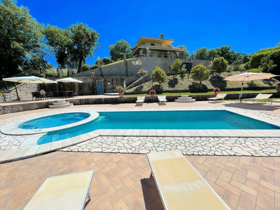 Pool and Jacuzzi - Charming villa in Umbria Hotel in Montefiascone