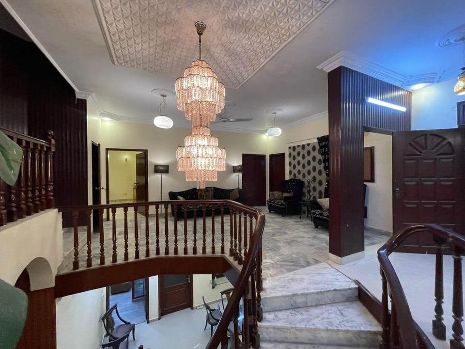 Hotel 12 Oclock Hotel in Karachi