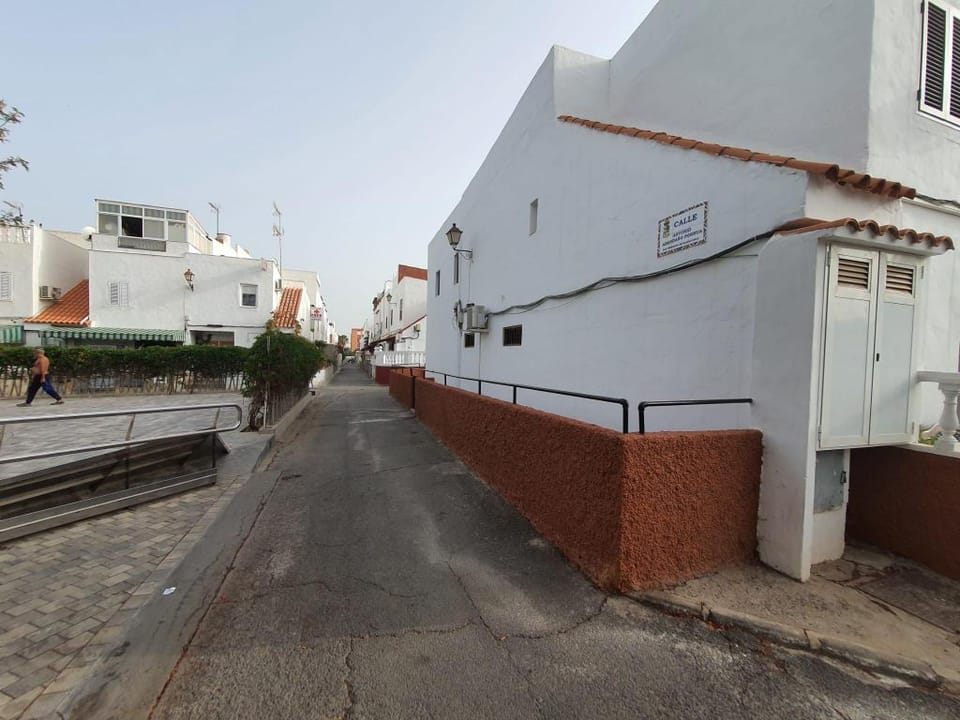 Low cost roomB1 flor Balcony with Shared Barthroom Apartment in Maspalomas