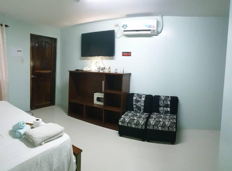 big bed room with beach getaway Vacation rental in Subic
