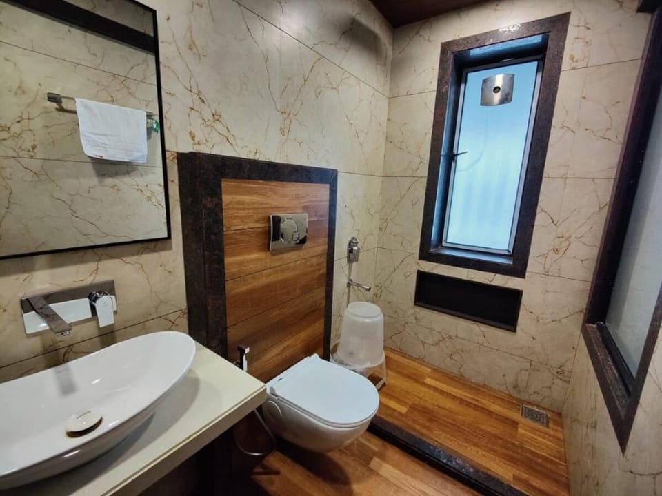 super luxury 6 bedroom Villa AV Lakeside Villa in Maharashtra