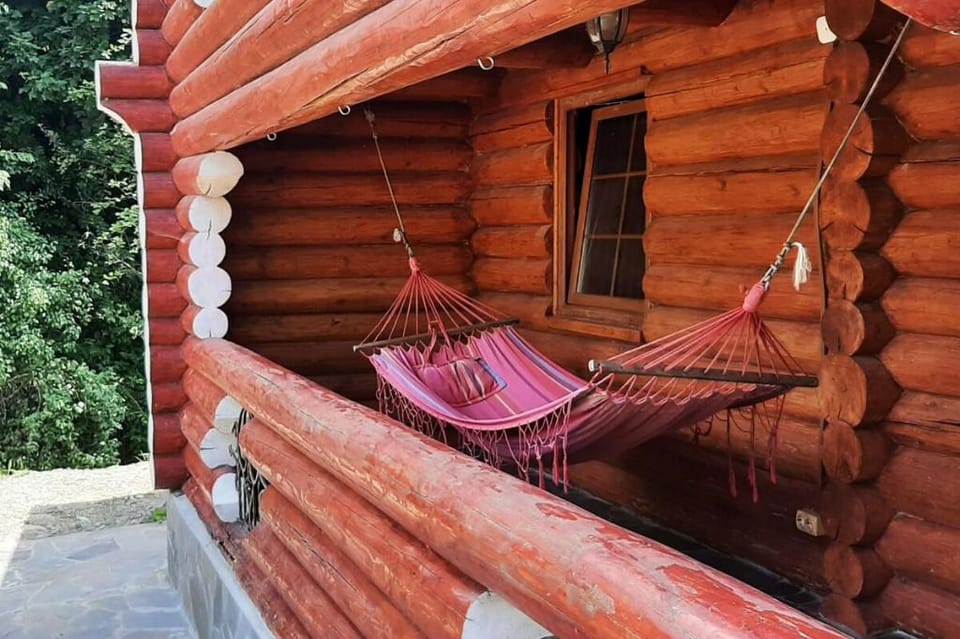 wood hotel Дерев'яний котедж в Карпатах Vacation rental in Ukraine