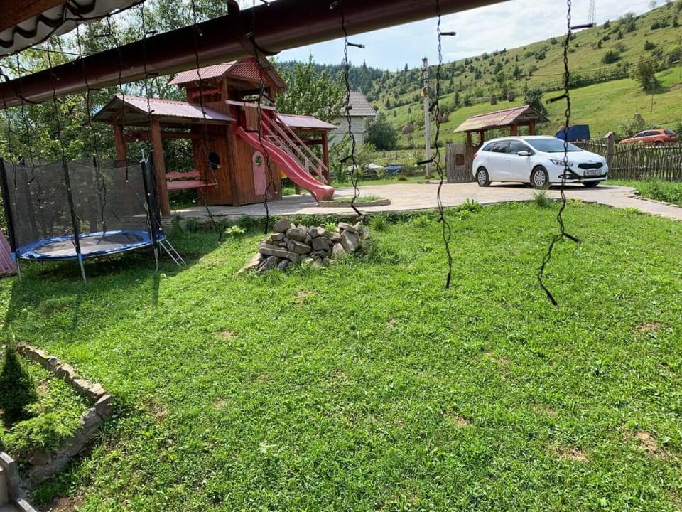 wood hotel Дерев'яний котедж в Карпатах Vacation rental in Ukraine
