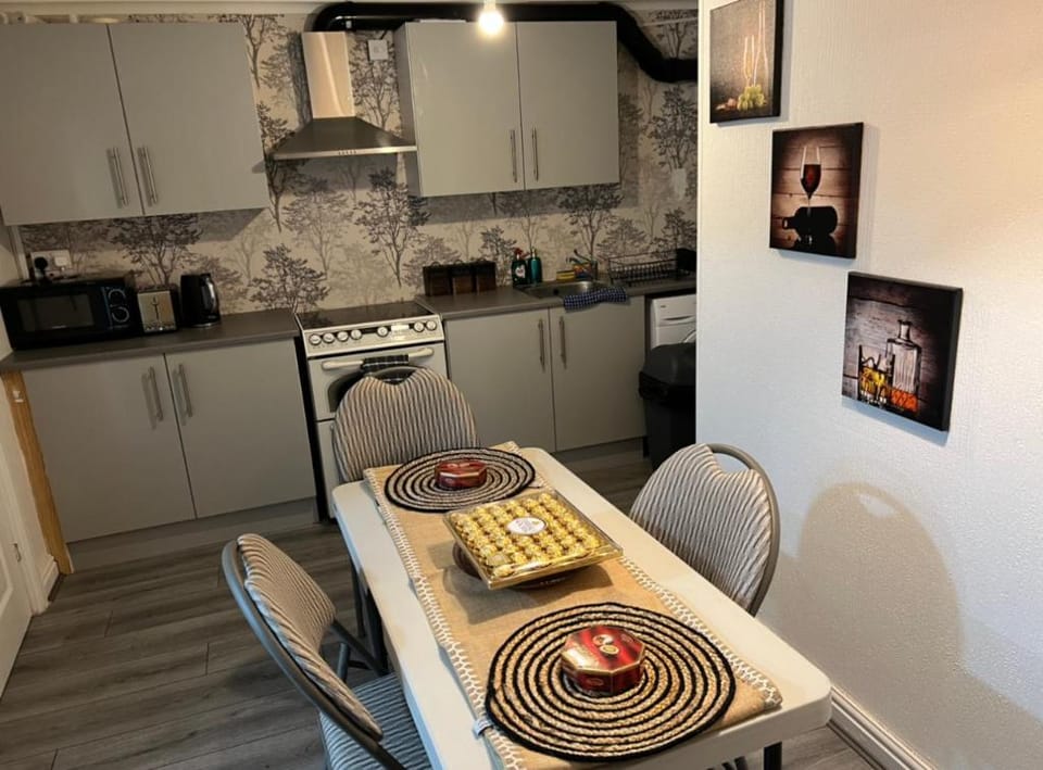 Cheerful 5-bedroom home with free parking on site Vacation rental in Metropolitan Borough of Solihull