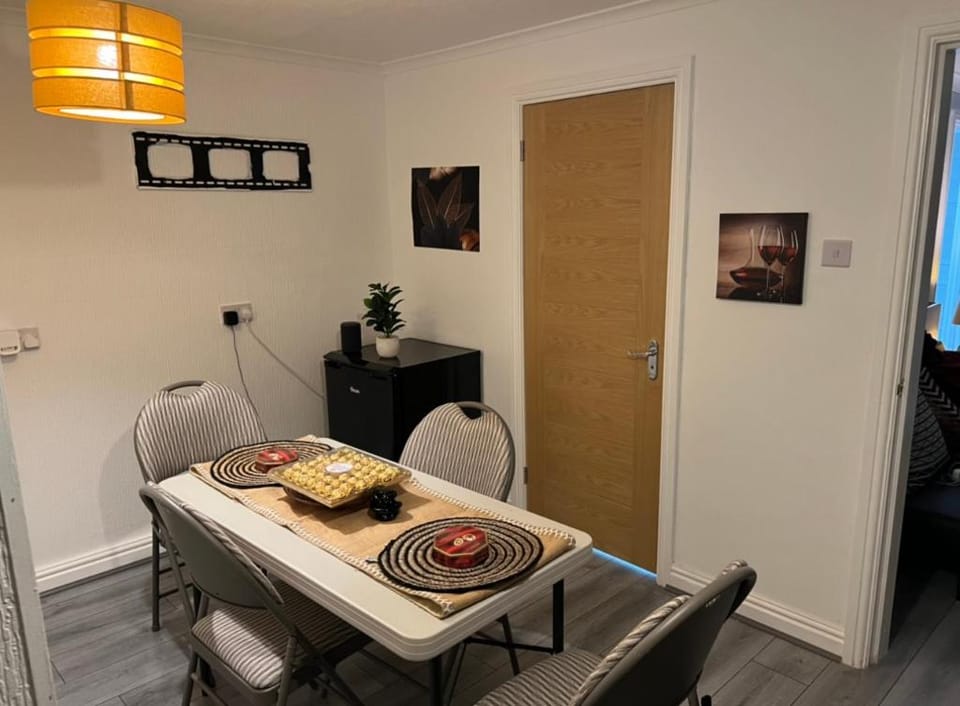 Cheerful 5-bedroom home with free parking on site Vacation rental in Metropolitan Borough of Solihull