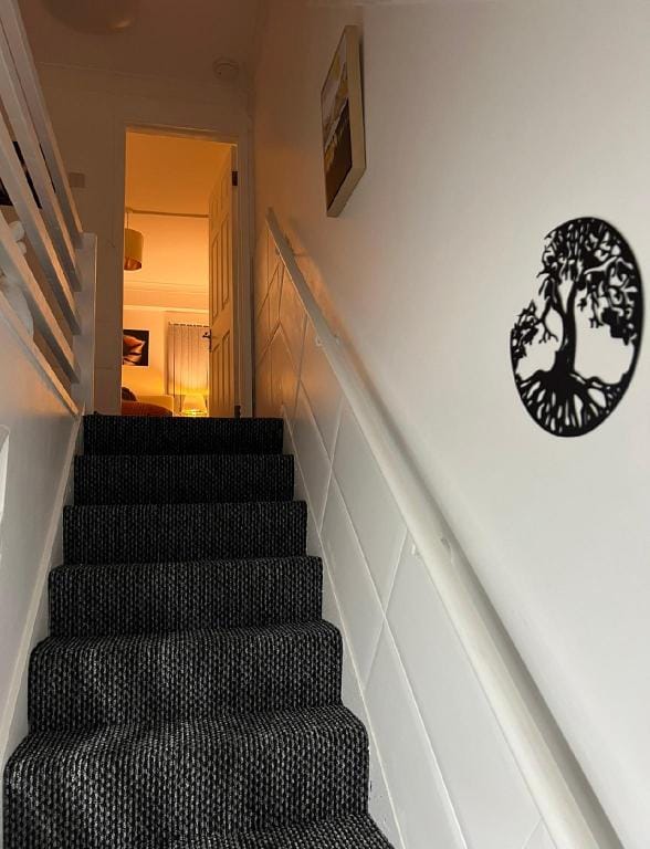 Cheerful 5-bedroom home with free parking on site Vacation rental in Metropolitan Borough of Solihull