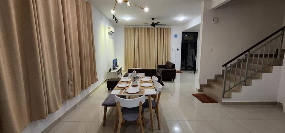 Cheerful 4 bedroom with unifi and android tv Vacation rental in Johor