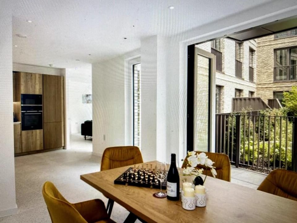 Luxury, Spacious, king size beds with parking, Apartment in London