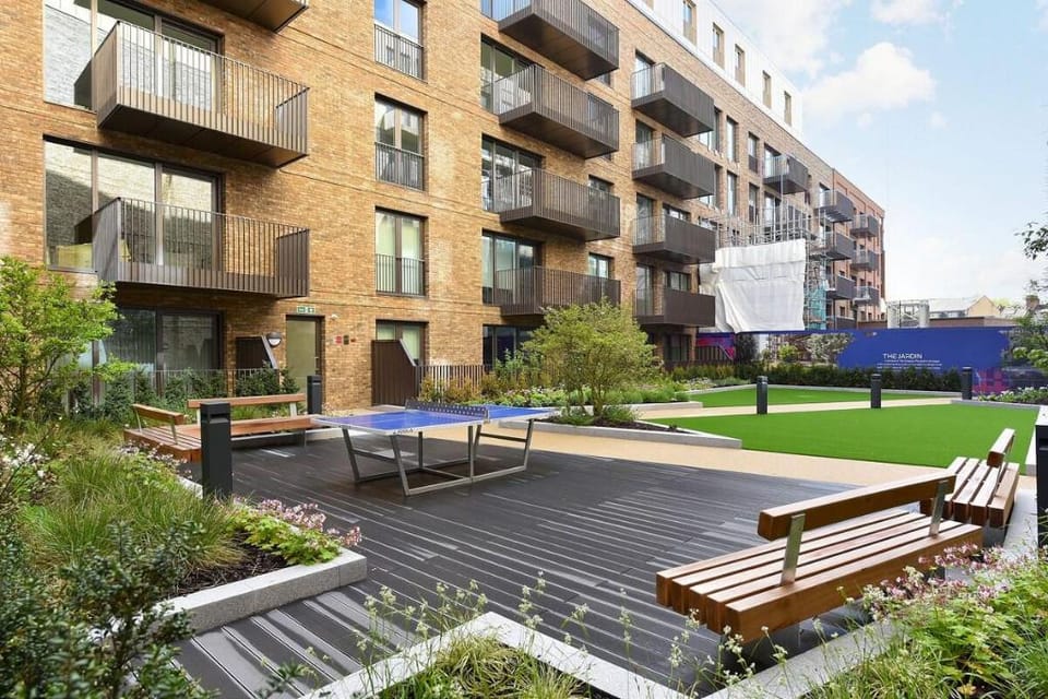 Luxury, Spacious, king size beds with parking, Apartment in London