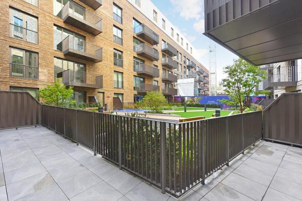 Luxury, Spacious, king size beds with parking, Apartment in London