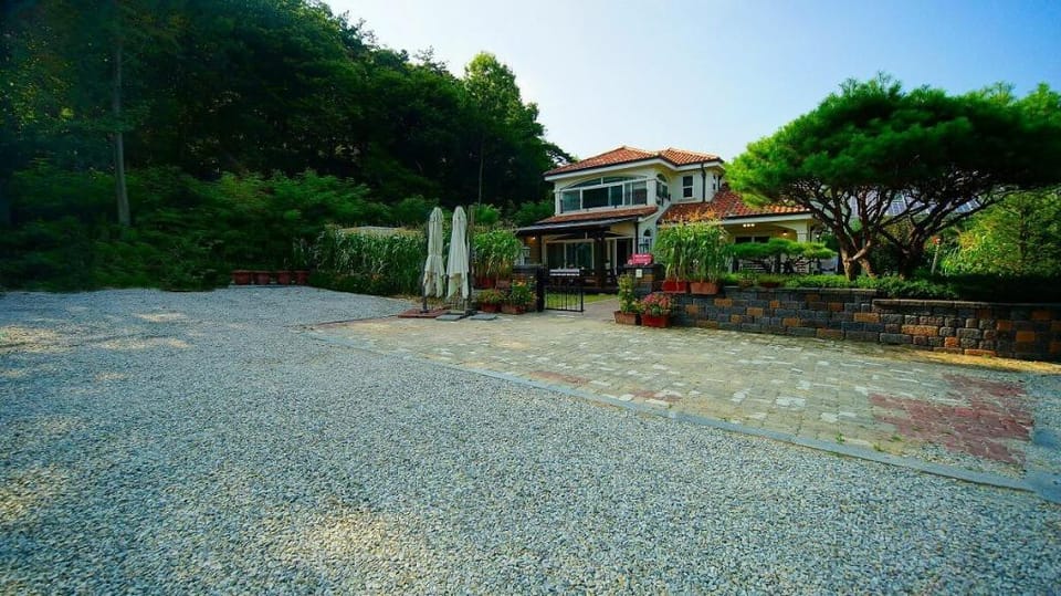 Jeonju hanok village Kim myeong ok Byeoljang pension Bed and Breakfast in South Korea