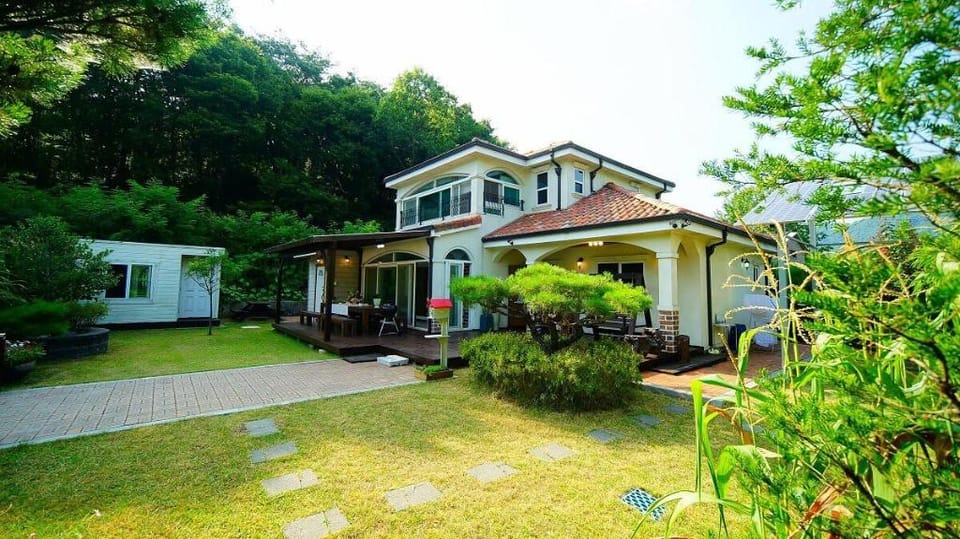 Jeonju hanok village Kim myeong ok Byeoljang pension Bed and Breakfast in South Korea