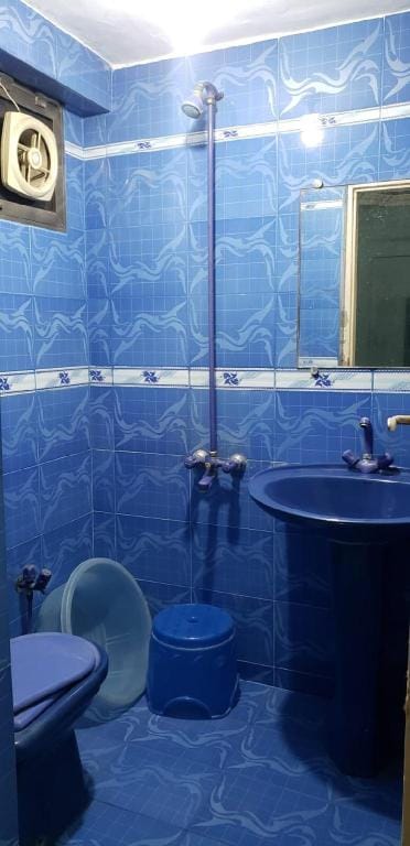 Comfy 2-bedroom condo in secure, enclosed complex. Apartment in Karachi