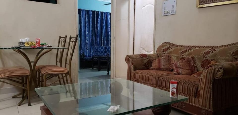 Comfy 2-bedroom condo in secure, enclosed complex. Apartment in Karachi