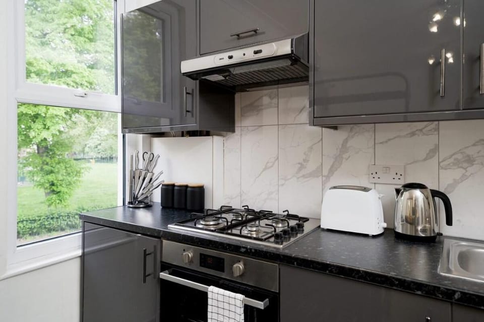 Delphina - Spacious 2BR Modern Maisonette Apartment in London