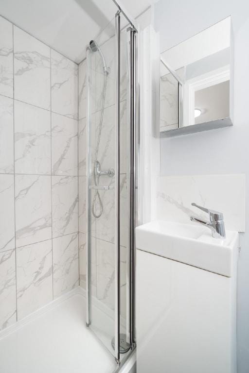 Delphina - Spacious 2BR Modern Maisonette Apartment in London