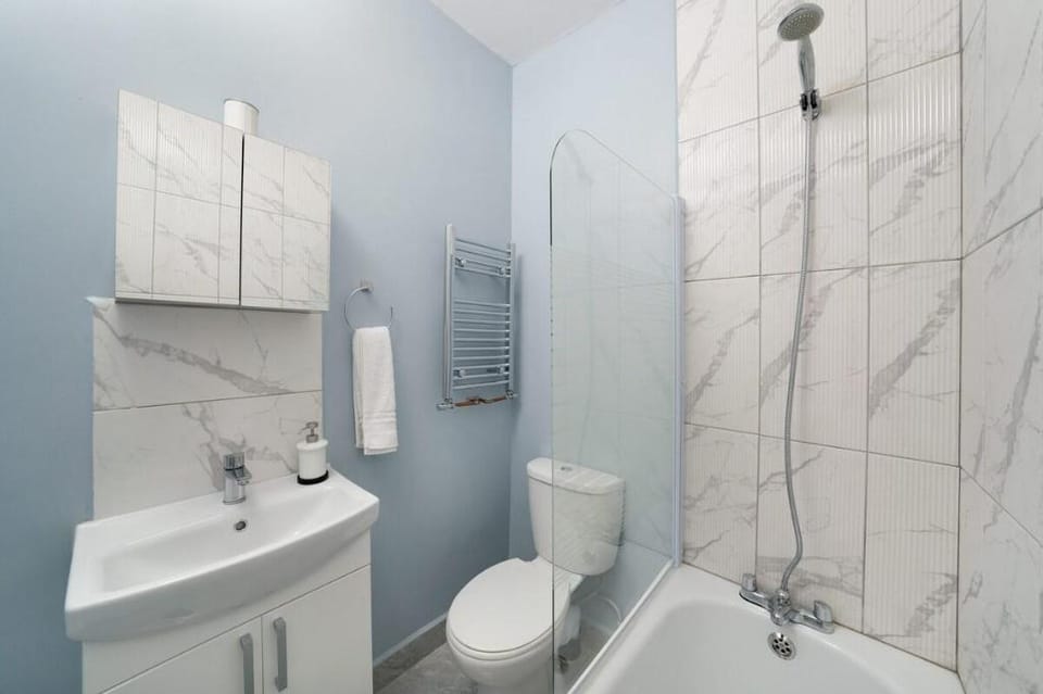 Delphina - Spacious 2BR Modern Maisonette Apartment in London