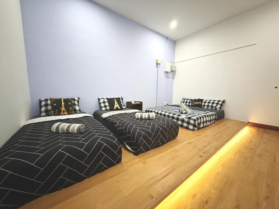 KTV, Dart&Snooker 4BR 16~20pax 4min WALK to Jonker Vacation rental in Malacca