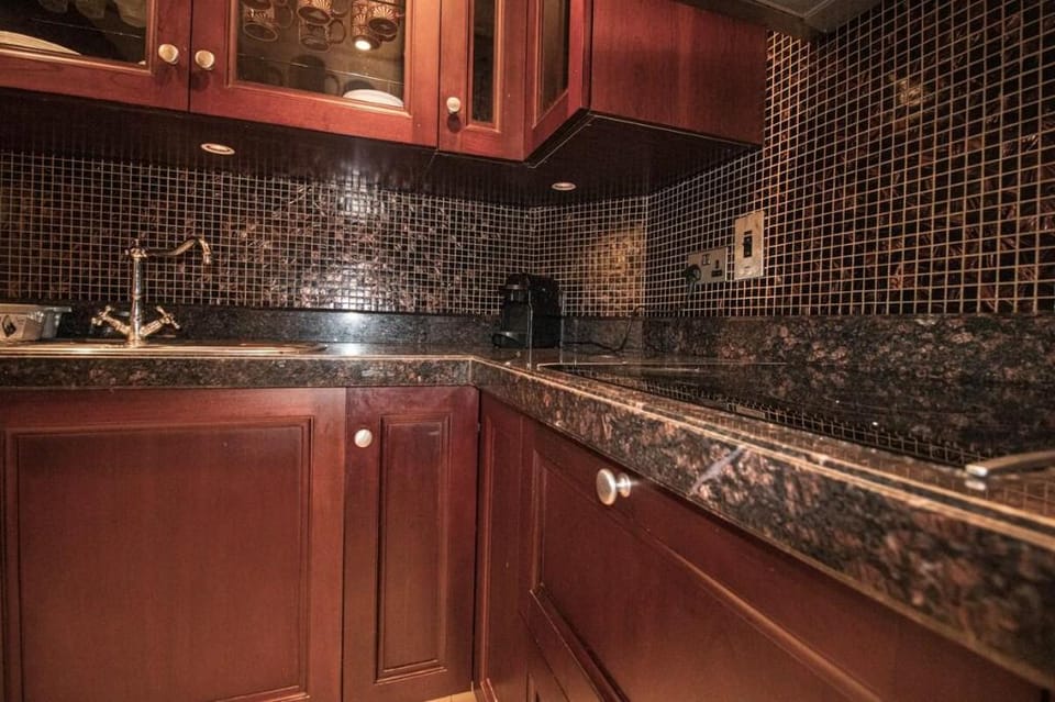 Spacious and upgraded 1-BR apartment in Downtown Apartment in Dubai