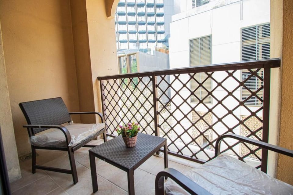 Spacious and upgraded 1-BR apartment in Downtown Apartment in Dubai