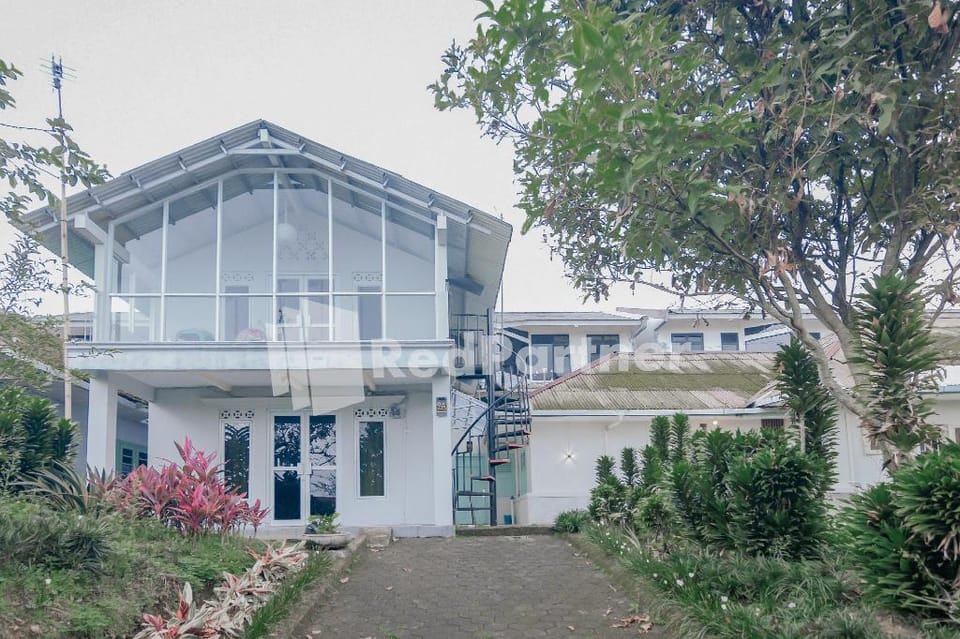 Villa Puncak Agape near Cipanas Mitra RedDoorz Hotel in West Java