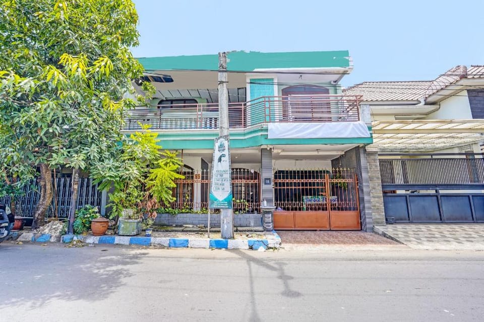 SPOT ON 91716 Kost Yy Syariah Hotel in East Java