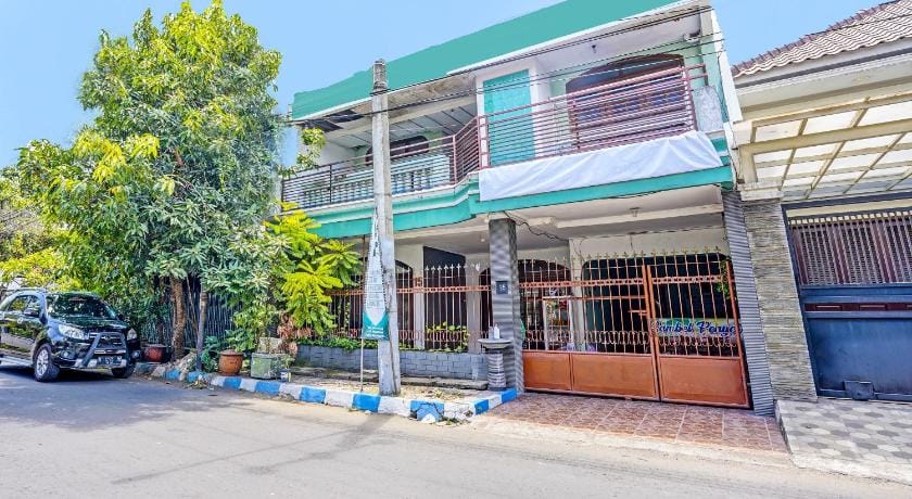 SPOT ON 91716 Kost Yy Syariah Hotel in East Java