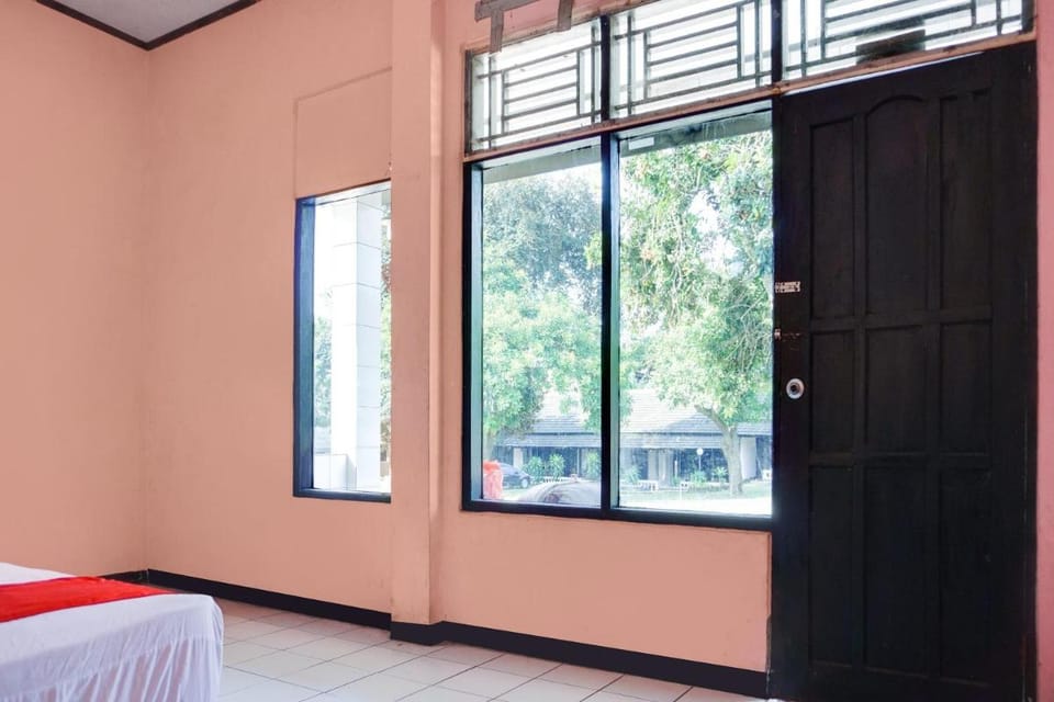 SPOT ON 91797 Mutiara Guest House Hotel in West Java